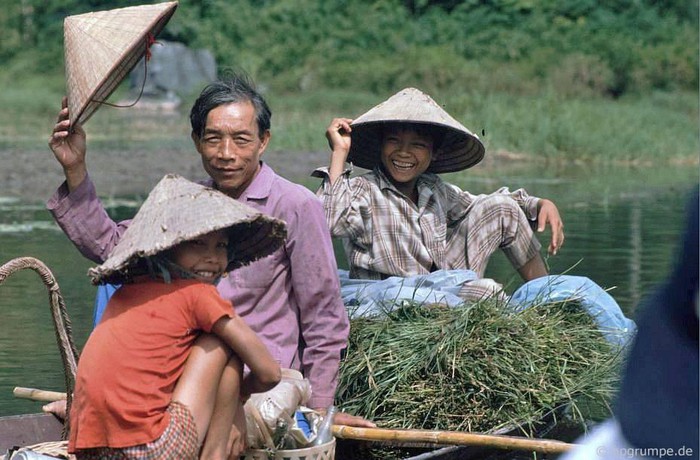 Dân địa phương chào phó nháy Đức.