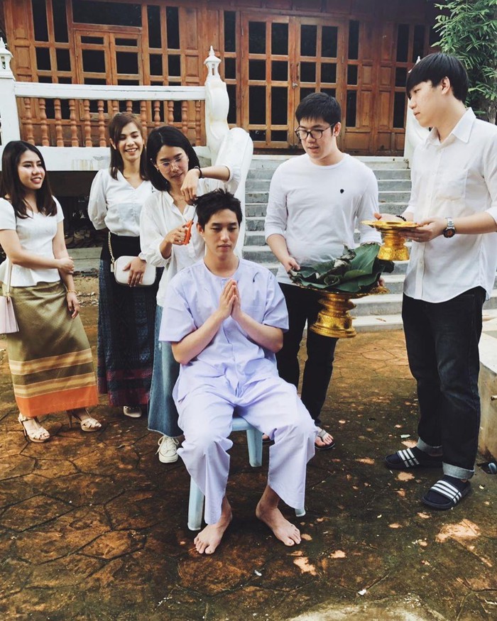 Ngày 13/6, truyền thông Thái Lan đưa tin nam diễn viên Tor Thanapob đã cạo đầu đi tu theo phong tục báo hiếu cha mẹ. Đây là nghi lễ truyền thống của đàn ông Thái.