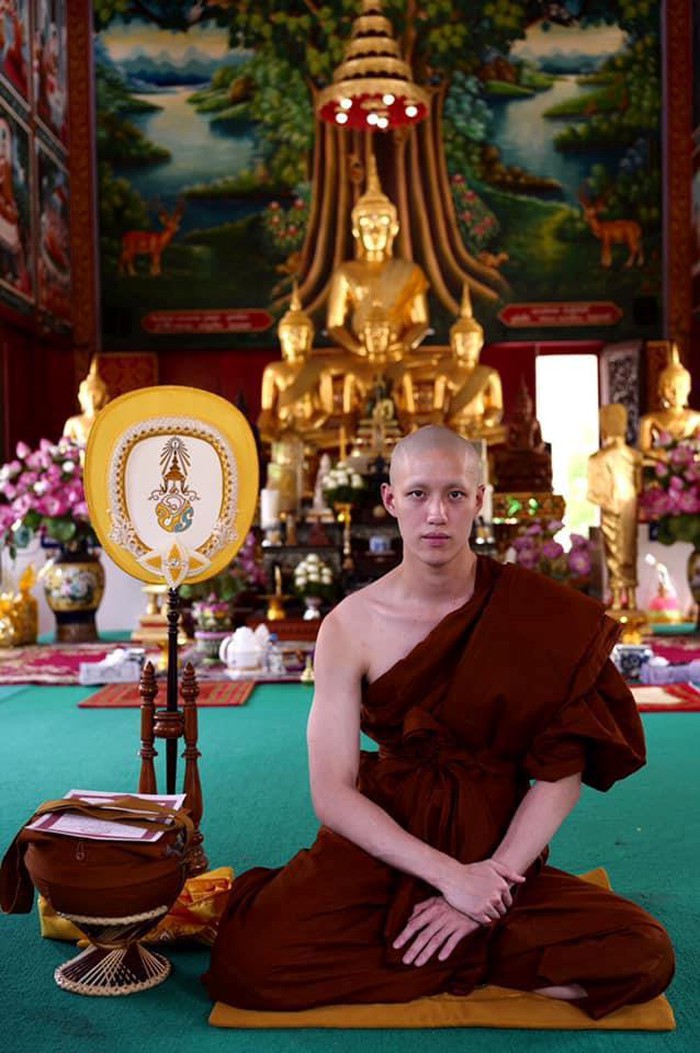 Khmerload tiết lộ Tor Thanapob tự nguyện thực hiện nghi lễ đi tu để cầu bình an cho cha mẹ, đồng thời học thêm về Phật pháp.