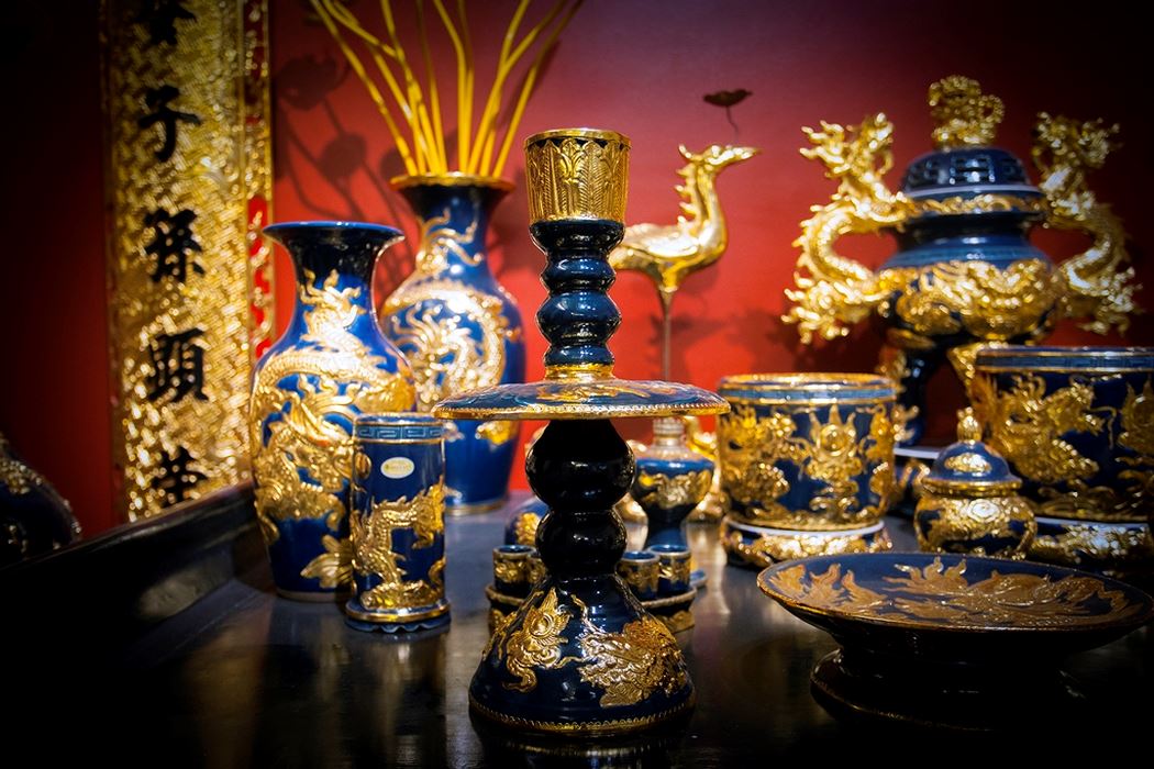 Cận cảnh đường nét hoa văn tinh tế nổi bật được dát vàng của bộ gốm Phúc Lộc. Ảnh: Trung Kiên.