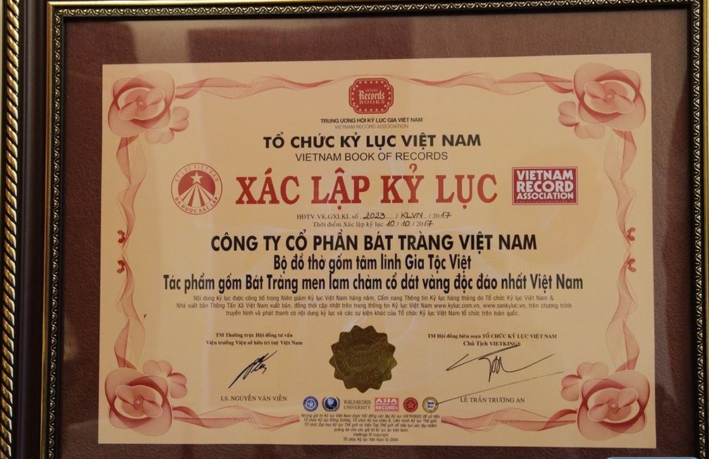 Bằng xác lập kỷ lục Việt Nam được trao cho bộ sưu tập gốm độc đáo nhất Việt Nam. Ảnh: Vũ Phương