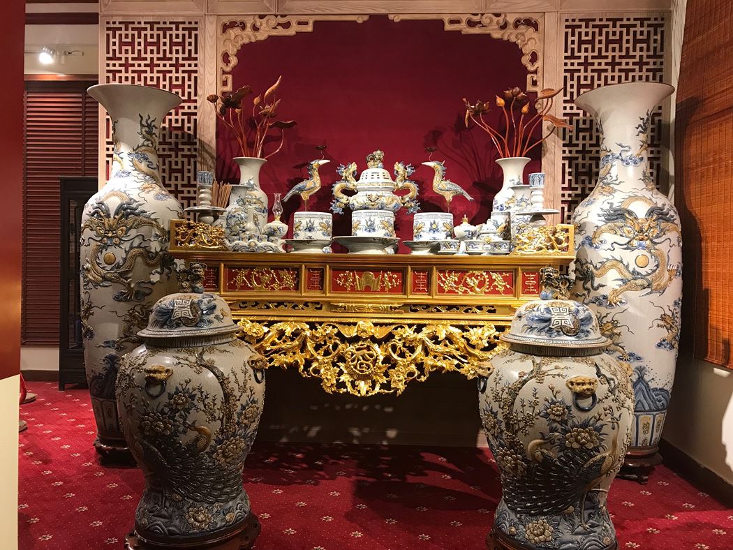 Bộ gốm Hưng Thịnh dát vàng ròng là dòng men rạn cổ được phục chế từ thế kỷ 16. Ảnh: Trung Kiên