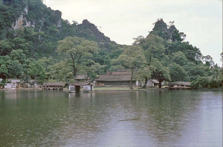 Toàn cảnh chùa Thầy năm 1991 nhìn từ hồ Long Chiểu ở phía trước chùa.