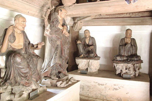 Tổng thể chùa còn trên 60 bức tượng cổ. Ảnh: T.G