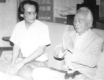 Đại tướng Võ Nguyên Giáp và nhà văn Sơn Tùng trong buổi trò chuyện về thiền. (Ảnh được công bố lần đầu tiên). Ảnh: Sơn Định