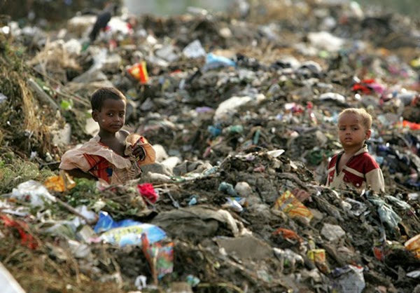 Những đứa trẻ này như 'chìm' trong biển rác ngoại ô thành phố New Delhi, Ấn Độ.