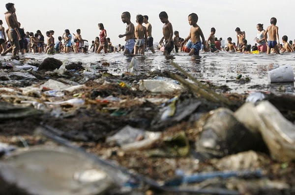 Ô nhiễm nguồn nước là mối quan tâm, lo ngại của tất cả các quốc gia trên thế giới. Bức ảnh chụp những đứa trẻ đang tắm trong vùng nước ô nhiễm trên vịnh Manila đầy rác thải.