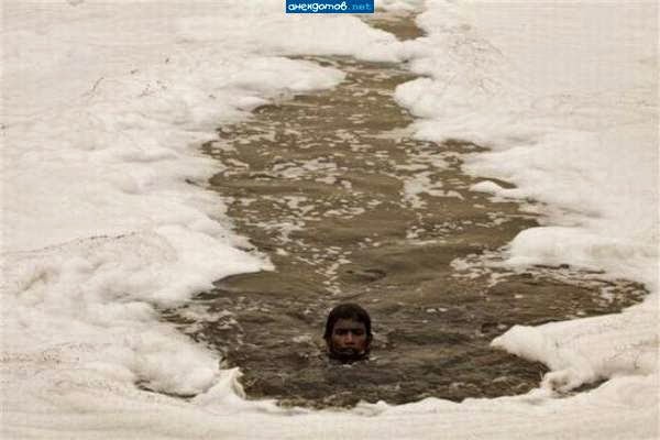 Những bức ảnh cho chúng ta thấy cách mà thế hệ trẻ buộc phải thích ứng với một hành tinh ô nhiễm và đầy rác. Cậu bé này đang bơi qua dòng sông đầy bùn bẩn Yamuna ở New Delhi, Ấn Độ.