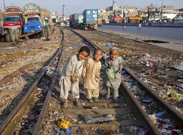 Đôi khi chúng lại tìm được những vật dụng có ích trong các bãi rác thải. Những em nhỏ này đang tìm những thứ có thể làm vật liệu tái chế trên một đường tàu ở Karachi, Pakistan.