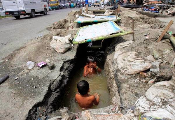 Bức hình chụp ở Manila, Phillipines, hai em bé đã 