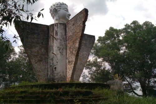 Sau năm 1975, người ta còn gọi tượng Phật dốc 47 có tên là “Tượng Phật cô đơn” vì nằm lặng lẽ xung quanh không có một ngôi chùa nào. Ảnh: Internet