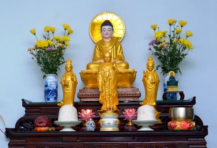 Lợi ích của bàn thờ Phật tại gia không chỉ đơn giản là tâm linh mà còn là sự đón nhận các giá trị phương Đông, góp phần cân bằng và tự sựch cho mỗi cá nhân. Với bàn thờ Phật đặt tại gia, bạn có thể tạm quên đi những lo âu cuộc sống và tìm lại được bình an trong tâm hồn. Xem ngay bức ảnh, để cảm nhận được sự thanh tịnh của không gian bàn thờ Phật tại gia.