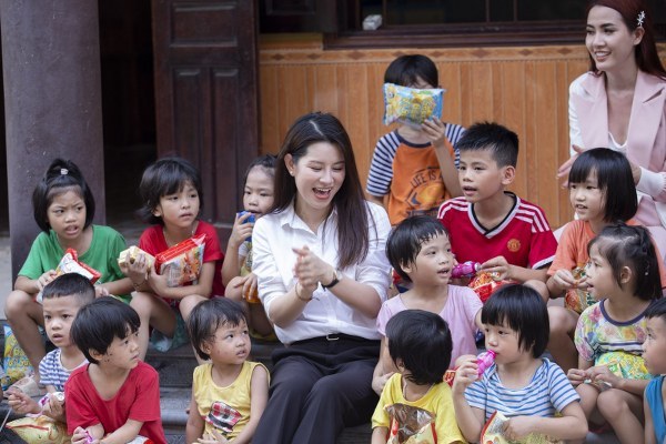 Diễn viên Lưu Huyền Trang cùng các em hát những ca khúc tuổi thơ