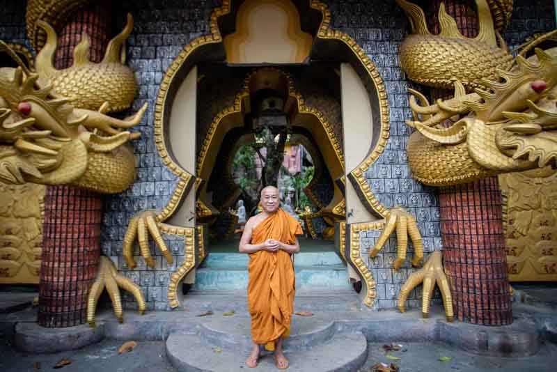 Sư thầy Thích Thiện Chiếu cho biết, kiến trúc chùa là sự kết hợp hài hoà giữa giáo lý nhà Phật với lịch sử văn hoá dân tộc Việt Nam. Lối vào cổng chùa không có cửa, thay vào đó là hai hình tượng Phật đứng và ngồi. 