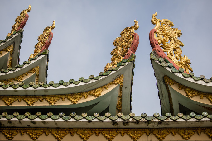 Mái ngói chùa được thiết kế theo lối cổ truyền với các đầu đao cong vút, bờ nóc mái trang trí hình hoa sen, bánh xe luân hồi cách điệu.