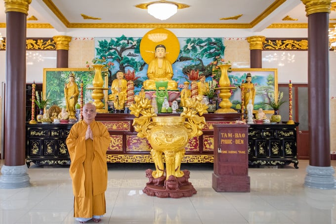 Ban Tam bảo trong chùa được bài trí tôn nghiêm với nhiều tượng gồm Phật bảo, Pháp bảo và Tăng bảo.
