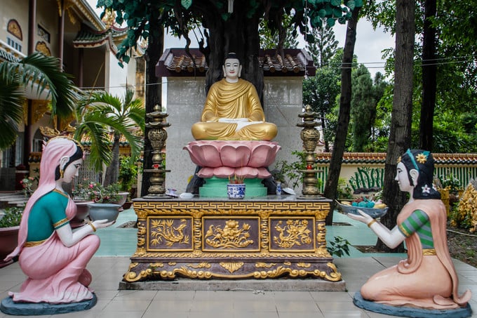Một góc chùa bài trí những pho tượng tái hiện hình ảnh Đức Phật Thích Ca hành đạo bên gốc cây bồ đề với nhiều cám dỗ.
