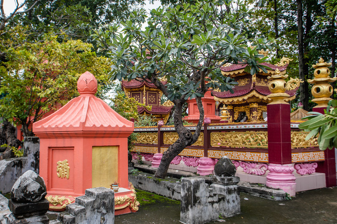 Khu vườn tháp của chùa tràn ngập các loại cây xanh cùng màu sắc rực rỡ của bia mộ.