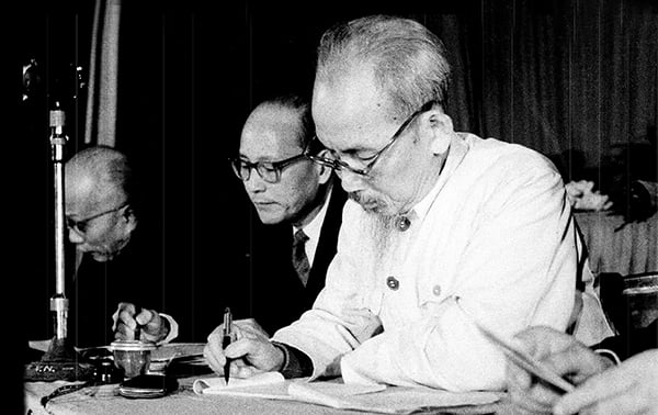 Hồ Chí Minh qua góc nhìn của giáo lý Phật giáo - đó là niềm tin và hy vọng của Người đối với toàn thể tăng ni và đồng bào Phật giáo trong việc góp sức mình vì sự nghiệp xây dựng nước Việt Nam hòa bình, thống nhất, độc lập, dân chủ, giàu mạnh, bình an và hạnh phúc. Ảnh: Internet