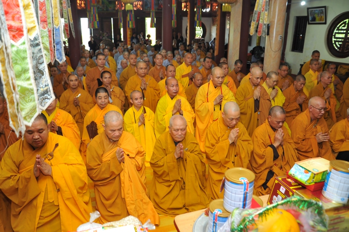 Đại diện các hành giả an cư của 18 hạ trường tạ pháp Đức Pháp Chủ 9
