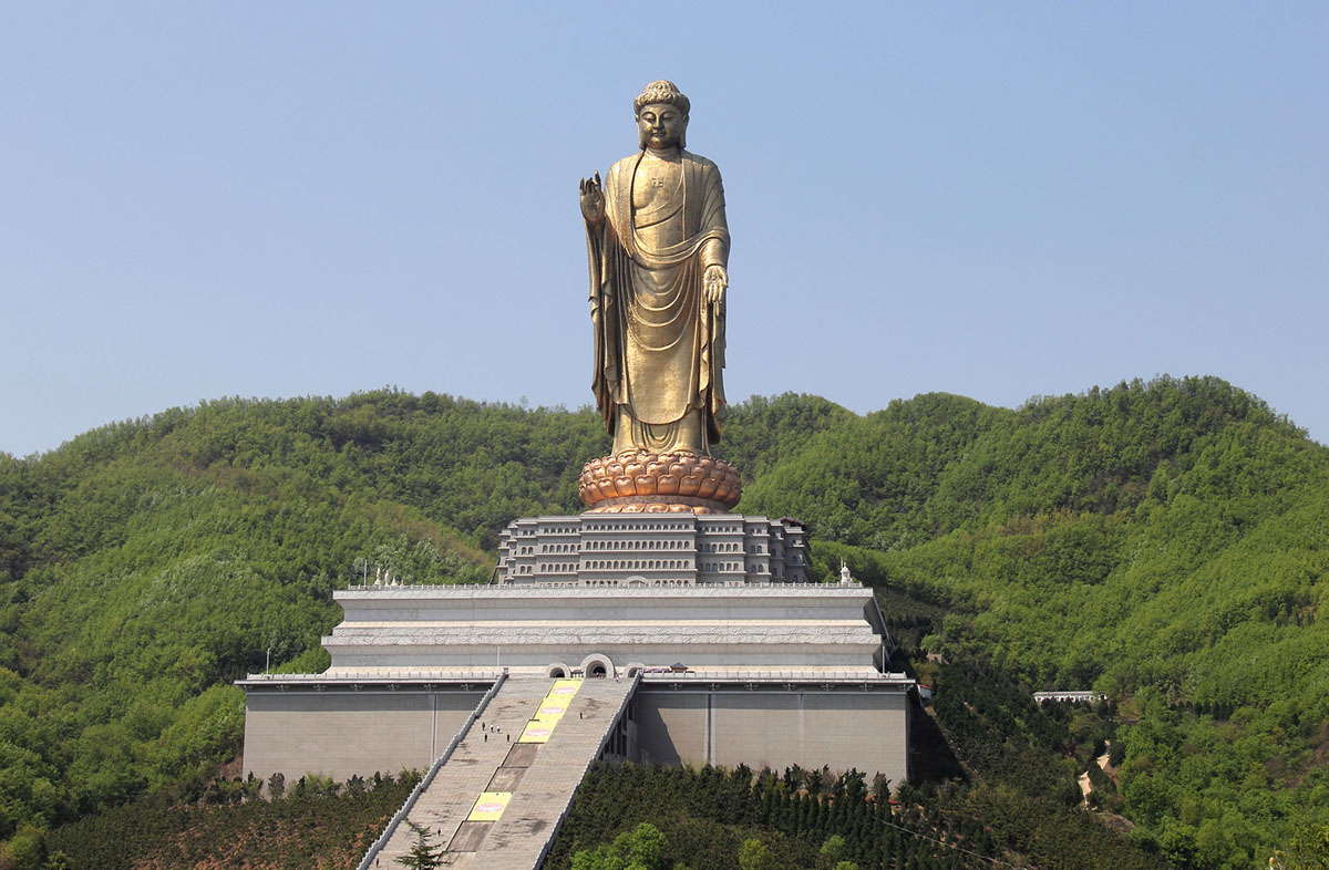 Tượng Phật ở Chùa Mùa Xuân (Spring Temple) cao 420 feet (128 meters) hạng nhì trên thế giới. Tượng được hoàn thành vào năm 2008 ở thị trấn Zhaocun, thuộc quận Lushan, tỉnh Henan, China.