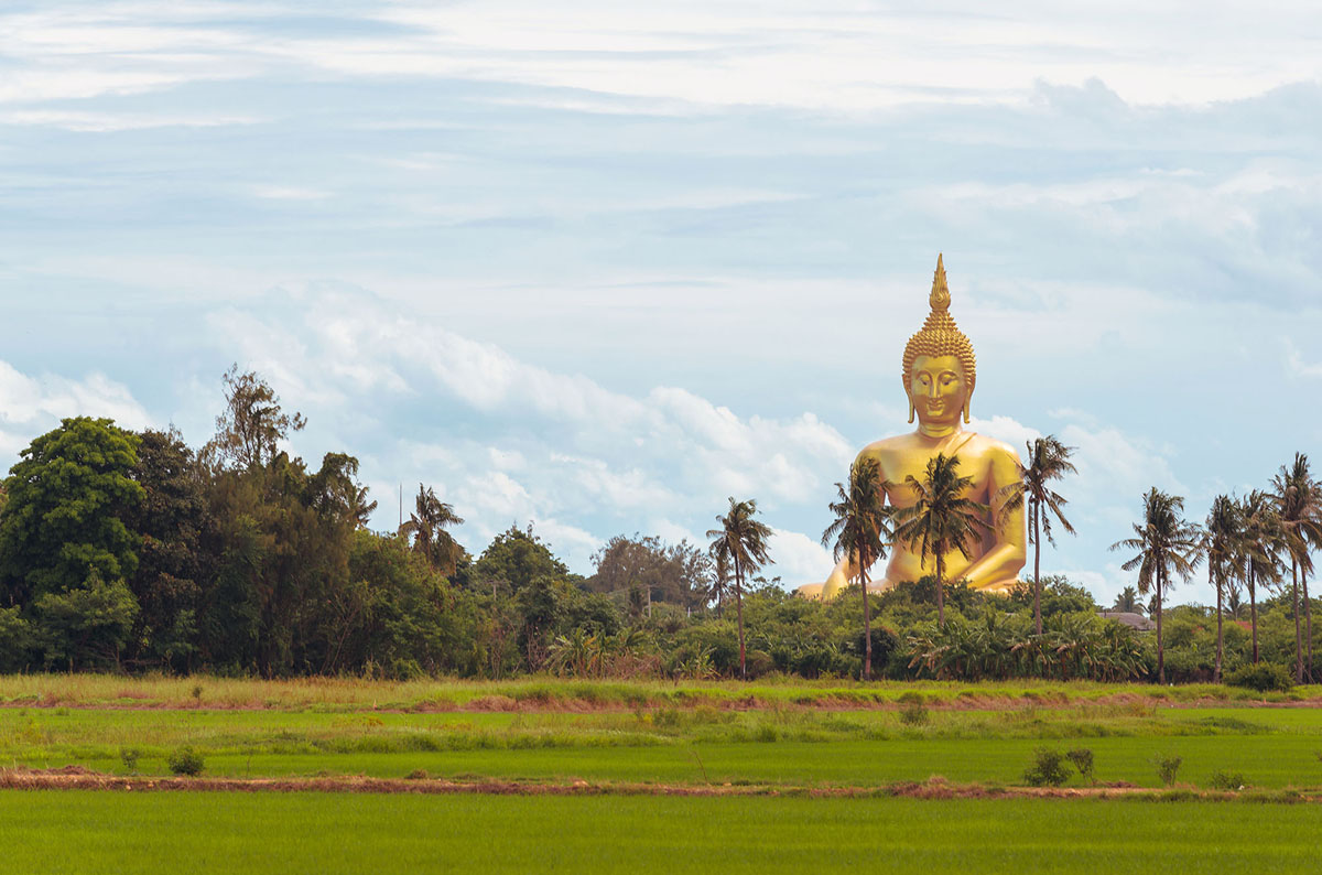 Tượng Phật ngồi tại chùa Wat Muang ở tỉnh Ang Thong, Thái Lan, cao 302 feet (92 mét)