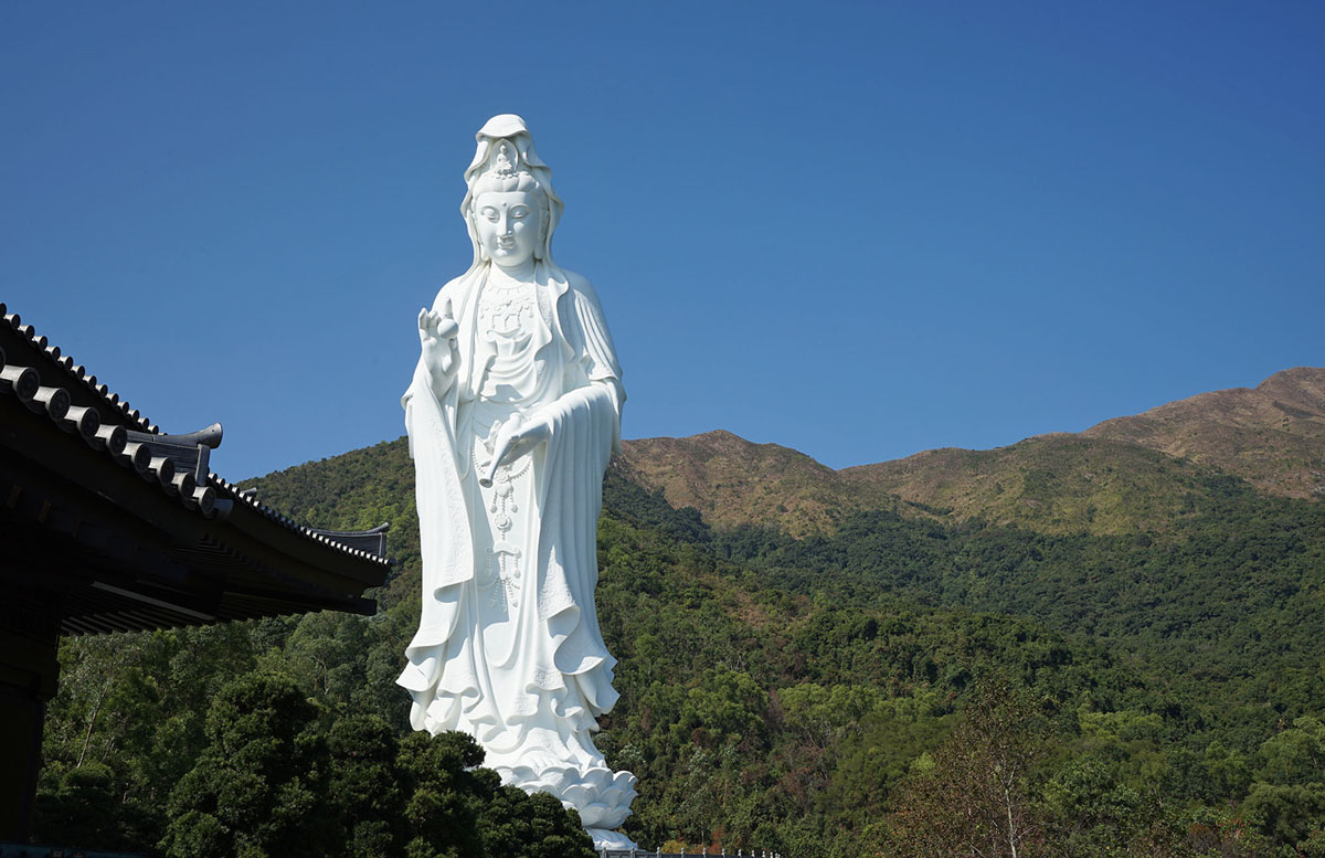 Tượng Phật Bà Quan Âm cao 249 feet (76 meters) trong Tu viện Tsz Shan ở Hồng Kông