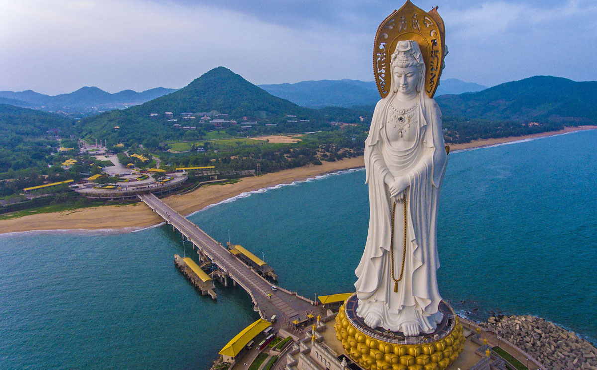 Tượng Phật Bà Quan Âm ở Nanshan, thuộc Sanya, đảo Hainan, China. Hoàn tất năm 2005, cao 256 feet (78 meters)