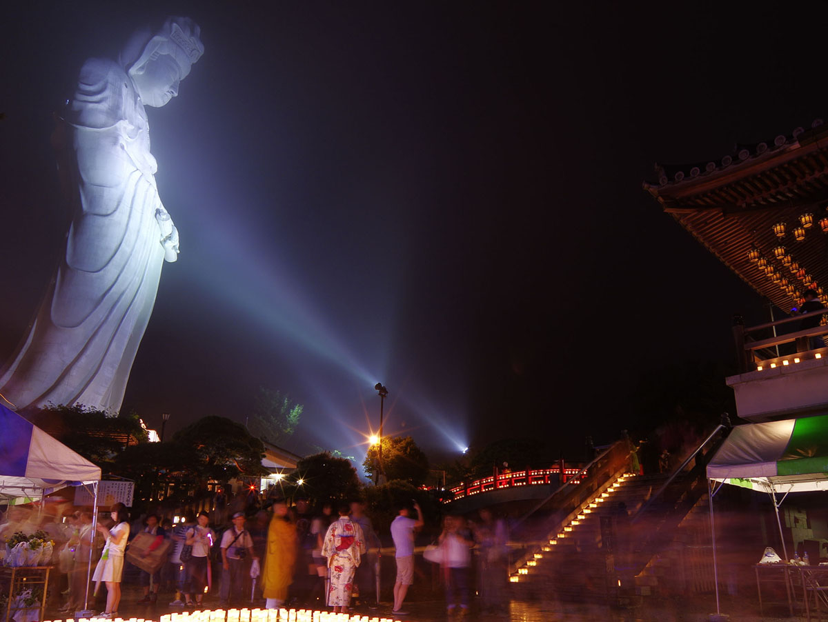 Tượng Phật Bà Quan Âm (bodhisattva Guanyin) ở công viên Kita no Miyako, Takasaki, Japan, cao 288 feet (88 mét)