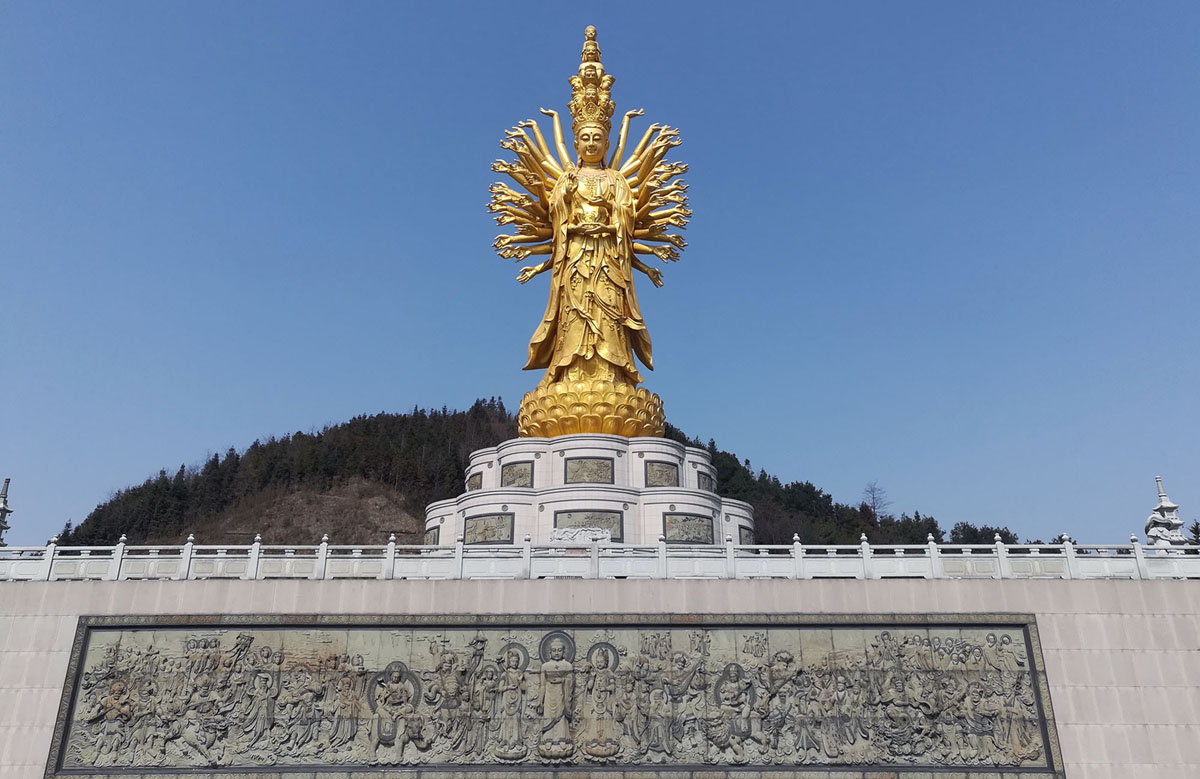 Tượng Phật Guishan Guanyin, Thiên Thủ Thiên Nhãn (ngàn tay ngàn mắt), của chùa Miyin ở Weishan, Changsha, China. Cao 325 feet (99 meters)