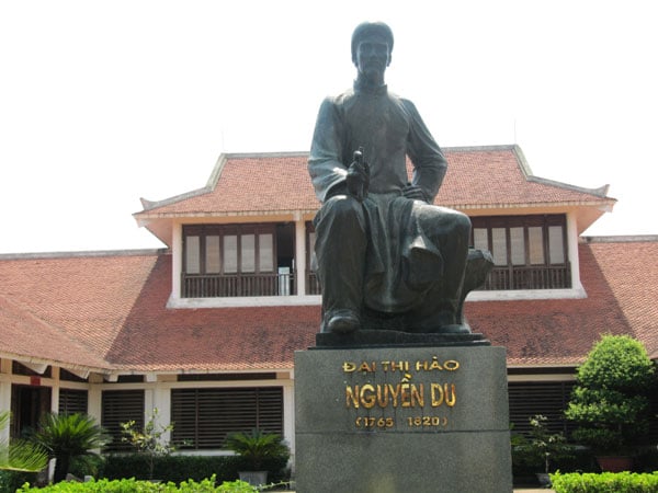 Tượng đài Đại thi hào Nguyễn Du