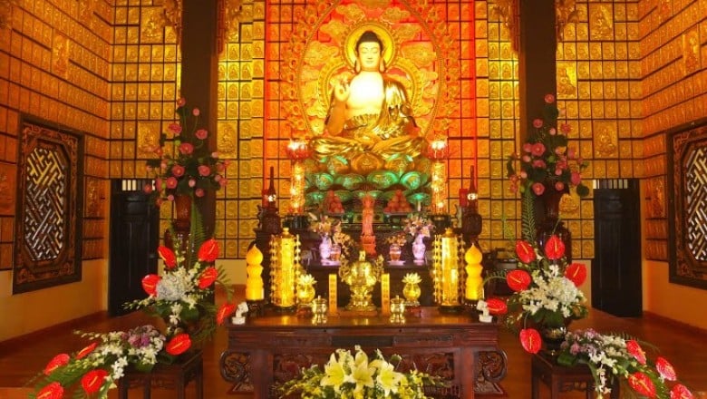 Tam bảo với Phật là “ngôi báu thứ nhất”, hay Phật bảo, là đấng giác ngộ đầu tiên, người đã tìm ra chân lý và phương pháp tu tập để hướng đến sự giải thoát, làm giảm nhẹ và xóa bỏ những khổ đau vốn có trong cuộc đời này.
