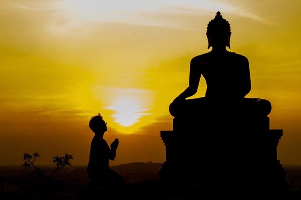 Đức Phật dạy, có hai hạng người dũng mãnh: “Một là, không bao giờ phạm lỗi. Hai là có lỗi nhưng biết ăn năn và sửa chữa”. Và Đức Phật cũng đã từng tán thán hai hạng người sau: “Một là, từ sáng vào sáng. Hai là, từ tối vào sáng”.