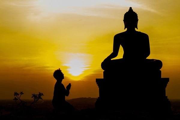 Đức Phật dạy, có hai hạng người dũng mãnh: “Một là, không bao giờ phạm lỗi. Hai là có lỗi nhưng biết ăn năn và sửa chữa”. Và Đức Phật cũng đã từng tán thán hai hạng người sau: “Một là, từ sáng vào sáng. Hai là, từ tối vào sáng”.