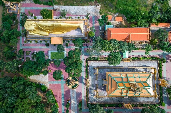 Tọa lạc tại ấp Vàm Ray, xã Hàm Tân, Huyện Trà Cú, tỉnh Trà Vinh, chùa Vàm Ray được chính thức khánh thành ngày 22-5-2010. Đây chính là ngôi chùa Khmer lớn nhất Việt Nam, một nơi để các đồng bào Phật tử Khmer gặp gỡ và cùng nhau tu tâm, tích đức.