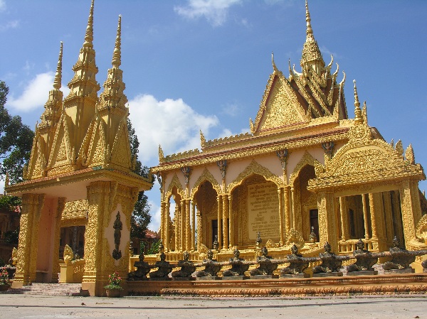 Giống như nhiều chùa Khmer Nam Bộ, chùa Vàm Ray mang kiến trúc Angkor của người Campuchia. Chùa có hai cấp sân rộng bao quanh ngôi chánh điện, được tráng xi măng.