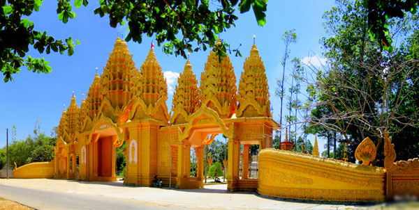 Ngôi chánh điện chùa Vàm Ray có 4 cổng, cổng chính quay mặt về hướng đông theo như các chùa Khmer nam Bộ.