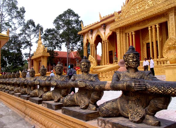 Ngôi chùa có lối vào rộng rãi với hàng tượng nữ thần chắp tay chào hai bên. Trung tâm của chùa là tòa chính điện mang kiến trúc tinh xảo, được bao quanh bởi hai cấp sân rộng.