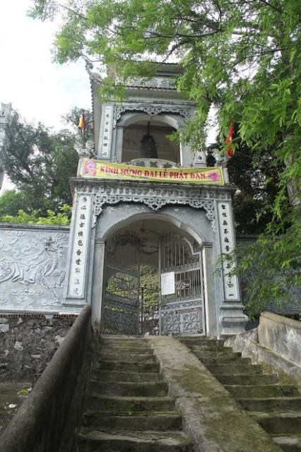 Tọa lạc trên sườn núi Ốc (hay còn gọi là Ốc Sơn, xã Hà Phong, huyện Hà Trung, tỉnh Thanh Hóa), chùa Long Cảm là một trong những ngôi chùa cổ nhất xứ Thanh.