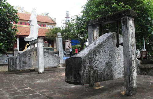 Cặp khánh đá cổ