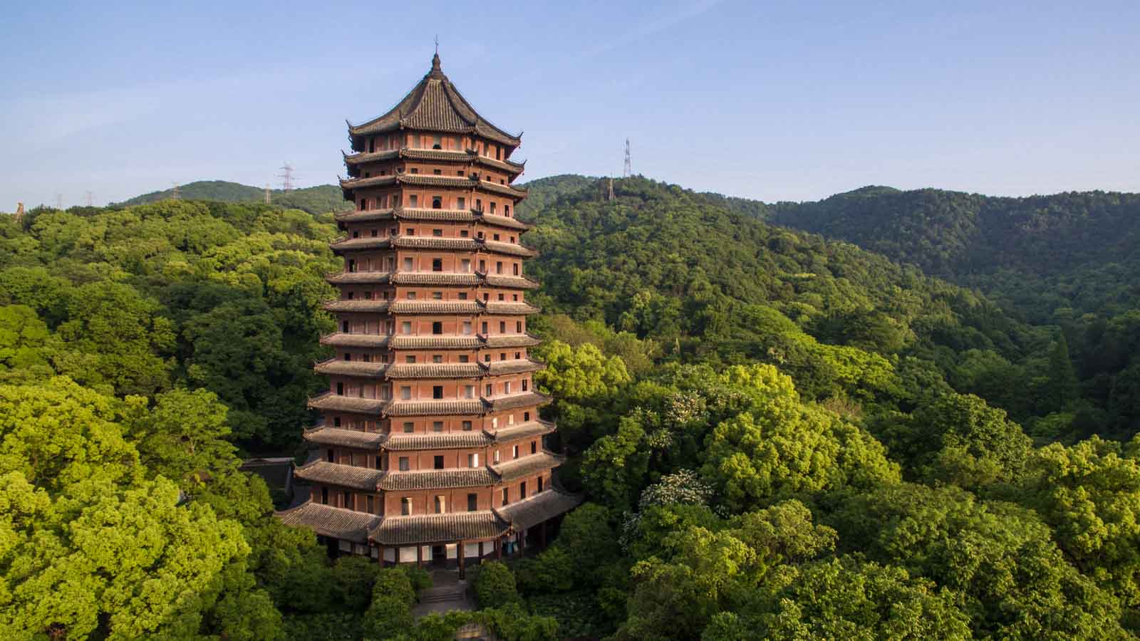 Tháp Lục Hòa được xây dựng năm 970 trên sườn núi Nguyệt Luân bên sông Tiền Đường.