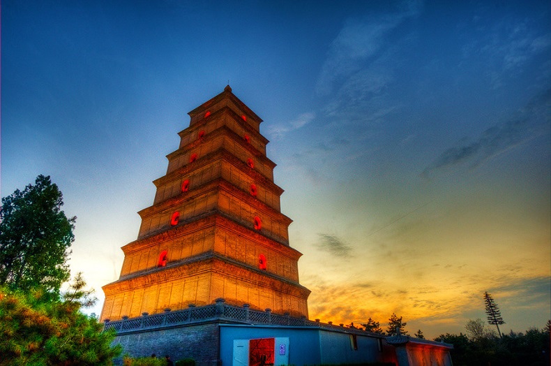 Tháp Đại Nhạn, tức tháp Đại Từ Ân Tự, được xây dựng vào năm thứ ba đời Đường Cao Tông, được xem là “kiệt tác hùng vĩ của nền kiến trúc cổ Trung Hoa”.