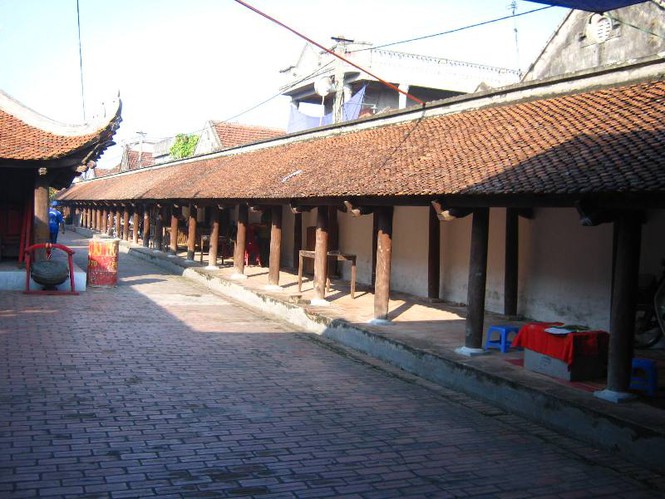 Hành lang bên phải chùa Keo.