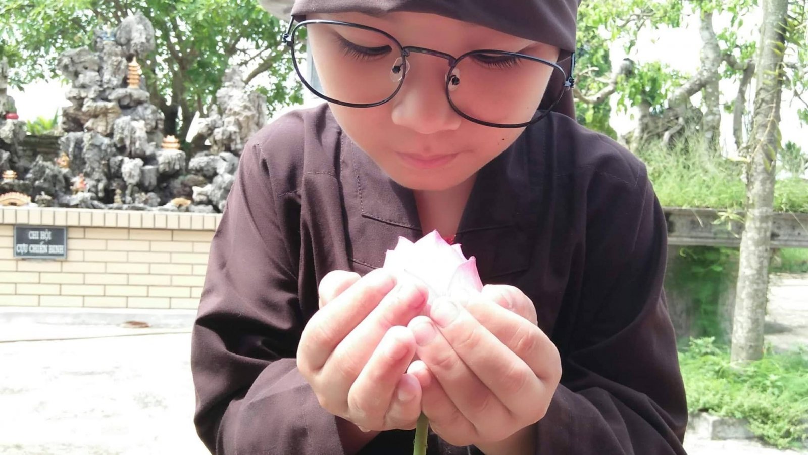 Nếu buổi sáng thức dậy, bạn vẫn có một mái nhà để che mưa, che nắng, một chốn nghỉ ngơi thì bạn đang là người đầy đủ hơn rất nhiều người khác trên thế giới.