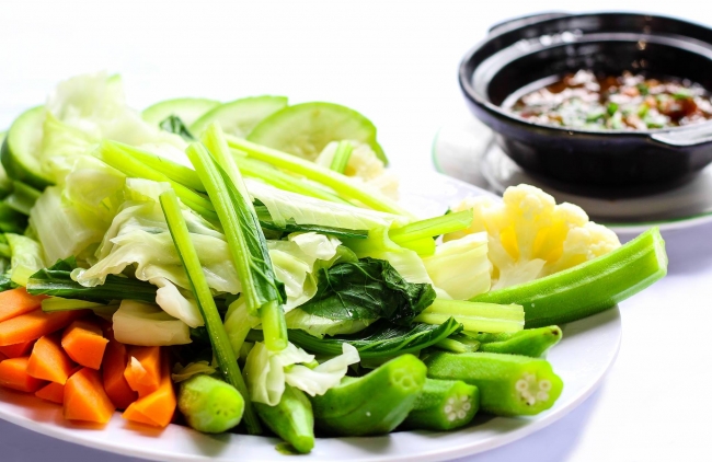 Trong chùa, thực đơn bữa ăn chính khá đa dạng, nhằm bảo đảm dưỡng chất cho chúng tăng có đủ sức khỏe tu học. Các món ăn này chế biến nhanh và khá đơn giản. Ảnh minh họa