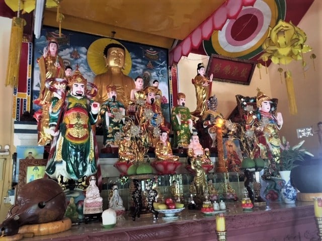Pho tượng Phật A Di Đà bằng gỗ mít cao gần 2,5 m thờ trong chánh điện.