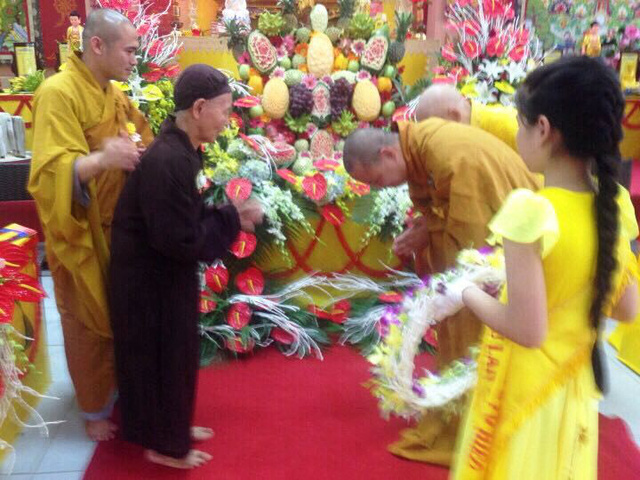 Đại đức Thích Thanh Phương vái mẹ dịp lễ Vu lan.