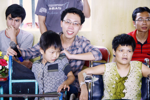 Lương Đình Khoa trong một chương trình từ thiện tại Mái ấm Thánh Tâm (Hà Nội)