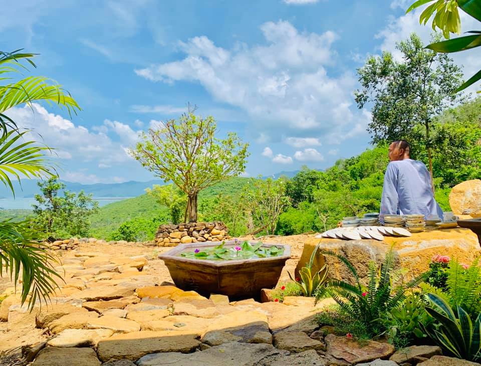 Hỡi các bạn trẻ, cùng trang lứa của chúng tôi đang sống đời sống gia đình! Các bạn nghĩ gì về chúng tôi - những người từ bỏ gia đình để sống đời sống không gia đình? Ảnh: Facebook Tịnh Vân