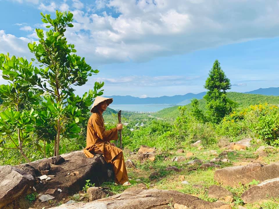 Đạo Phật đã và đang chung tay cùng xã hội để giáo dục một thế hệ trẻ có lối sống lành mạnh, đạo đức qua những khóa tu mùa hè trên khắp cả nước thu hút hàng ngàn thanh thiếu niên tham gia. Chúng ta không thể phủ nhận Đạo Phật đã và đang chung tay làm đẹp cuộc đời bằng nếp sống từ bi và trí tuệ. Ảnh: Facebook Tịnh Vân